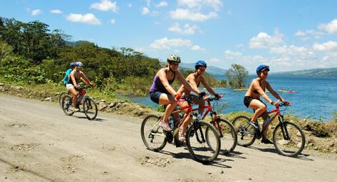 Combinación de kayak y ciclismo en el Lago Arenal